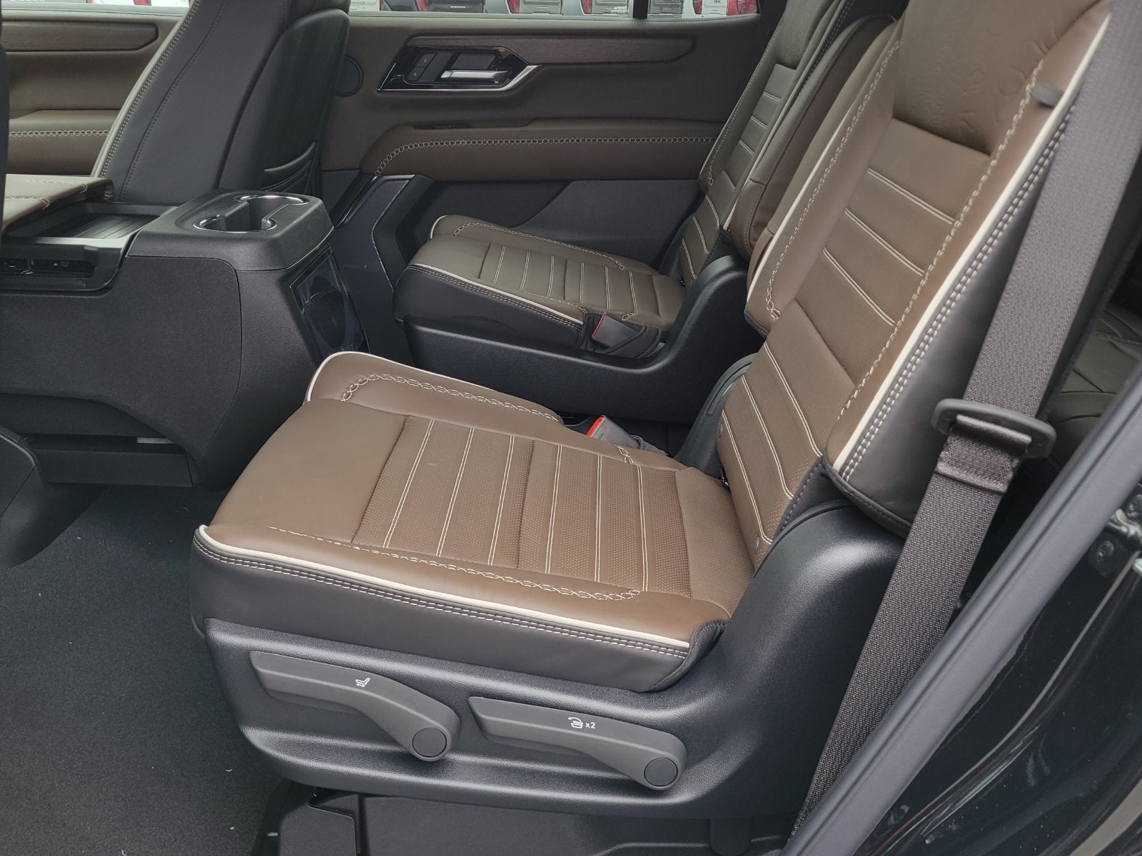 2026 GMC Yukon Denali Ultimate - Photo 10