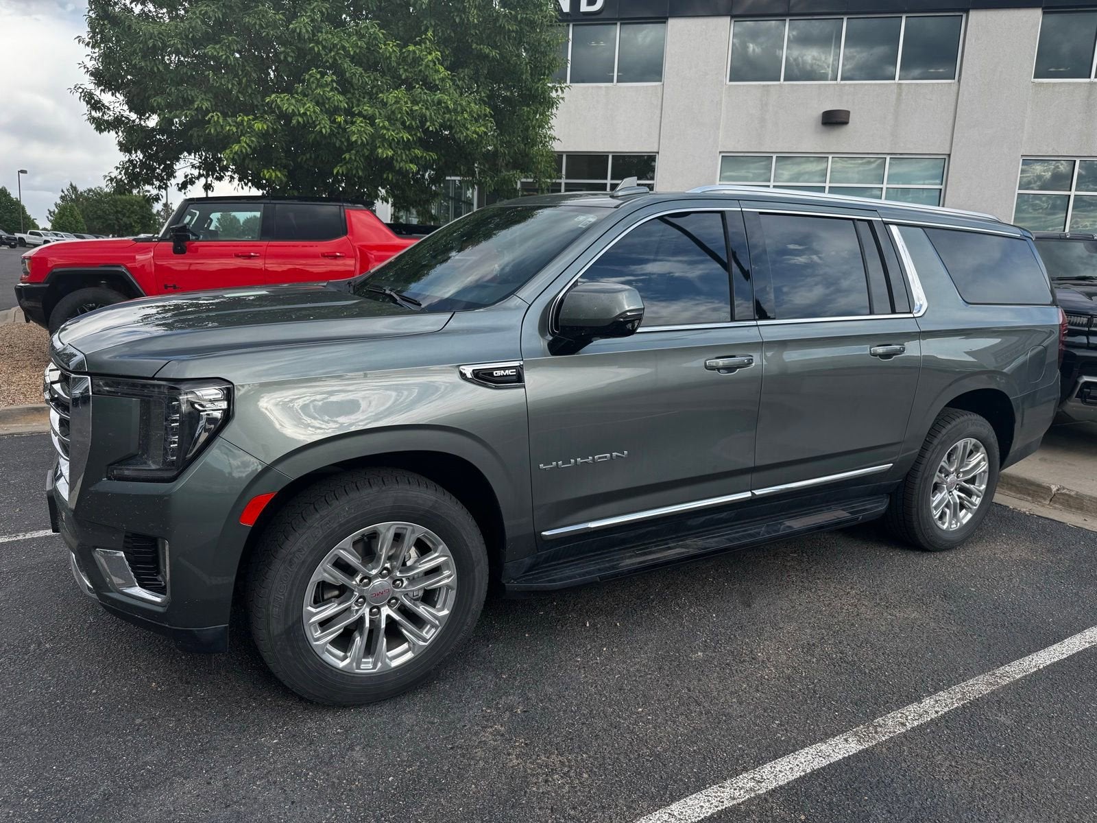 2023 GMC Yukon 4WD SLT's photo