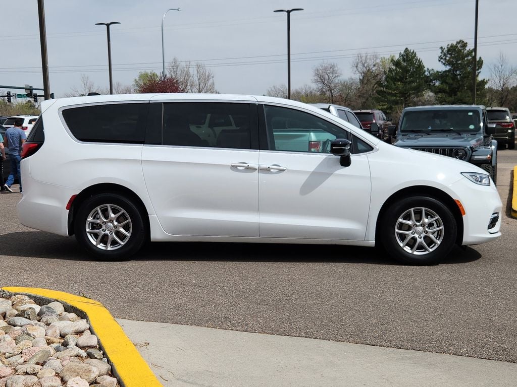 2025 Chrysler Pacifica Select