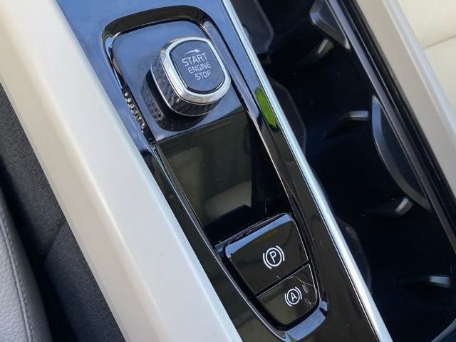 2023 Volvo XC60 Plus Bright Theme